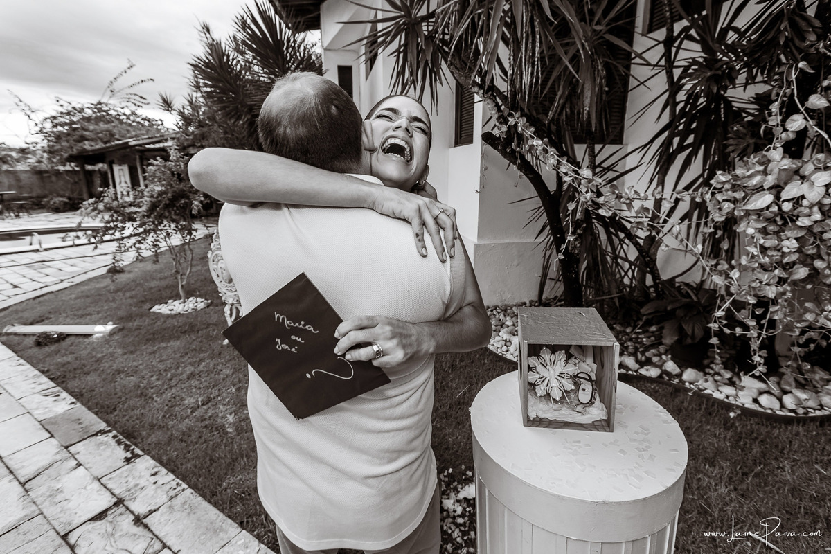 Fotografia de chá revelação intimista em casa, primeiro filho de Fernanda e Samuel, revelação da chegada de Maria com a família reunida, emoção, momentos espontâneos e fotografia documental de família em Natal/RN, fotógrafa de chá revelação.