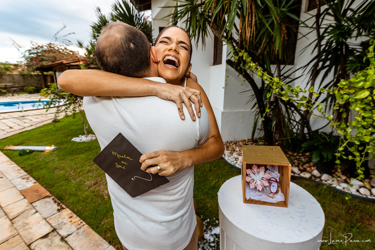 Fotografia de chá revelação intimista em casa, primeiro filho de Fernanda e Samuel, revelação da chegada de Maria com a família reunida, emoção, momentos espontâneos e fotografia documental de família em Natal/RN, fotógrafa de chá revelação.