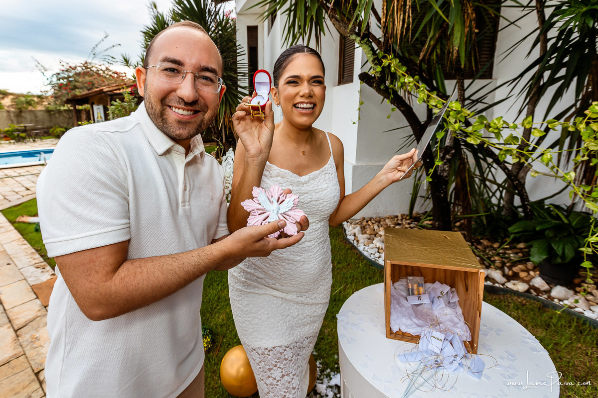 Fotografia de chá revelação intimista em casa, primeiro filho de Fernanda e Samuel, revelação da chegada de Maria com a família reunida, emoção, momentos espontâneos e fotografia documental de família em Natal/RN, fotógrafa de chá revelação.