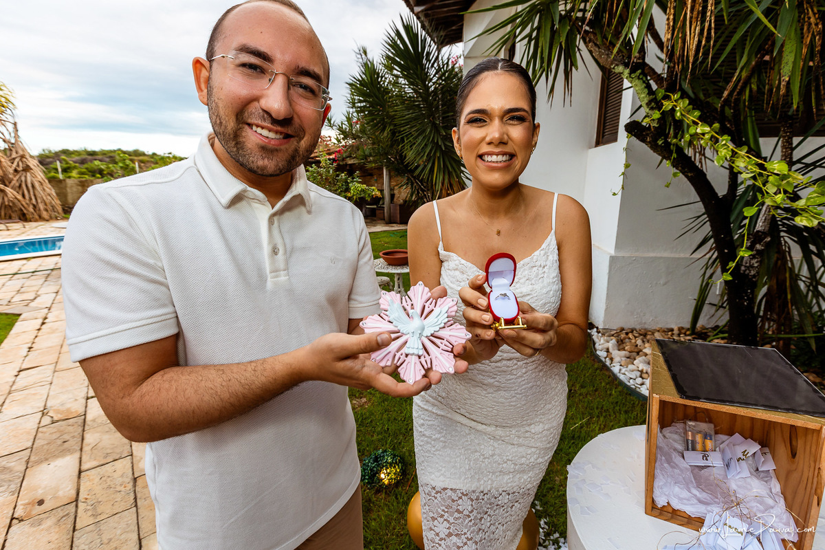 Fotografia de chá revelação intimista em casa, primeiro filho de Fernanda e Samuel, revelação da chegada de Maria com a família reunida, emoção, momentos espontâneos e fotografia documental de família em Natal/RN, fotógrafa de chá revelação.