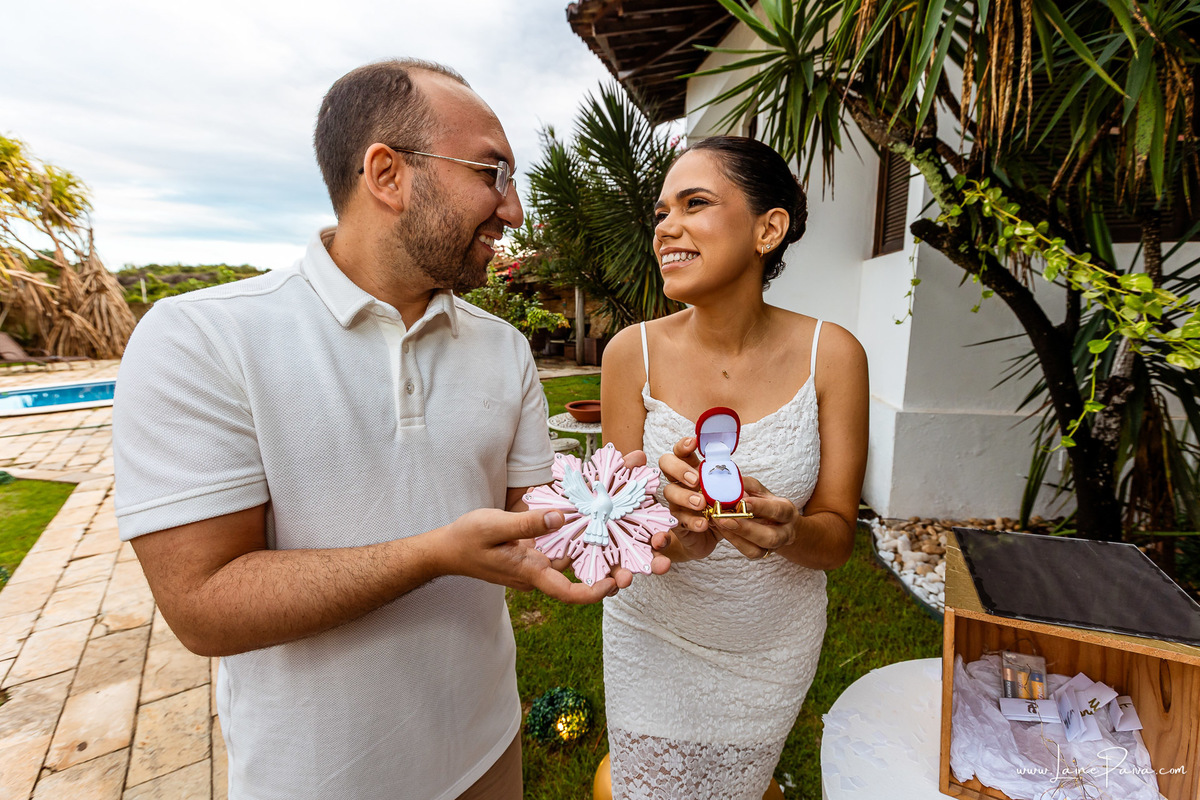 Fotografia de chá revelação intimista em casa, primeiro filho de Fernanda e Samuel, revelação da chegada de Maria com a família reunida, emoção, momentos espontâneos e fotografia documental de família em Natal/RN, fotógrafa de chá revelação.