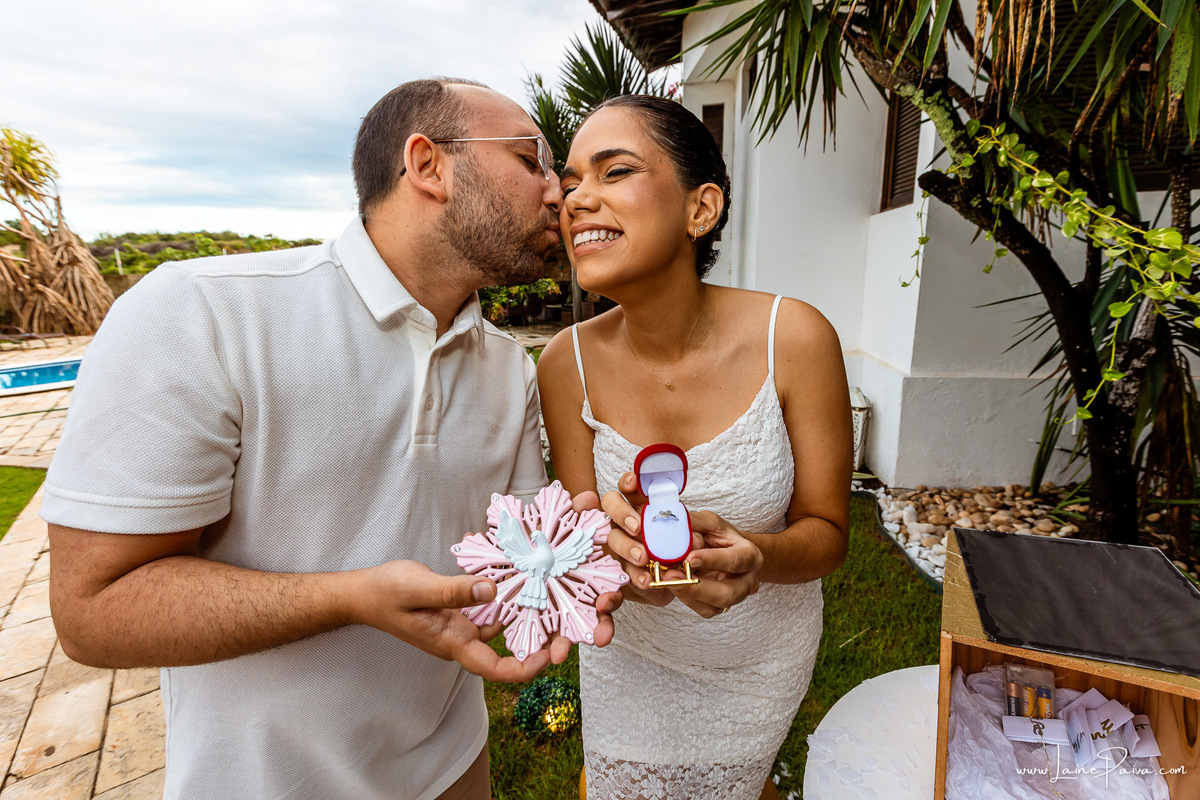 Fotografia de chá revelação intimista em casa, primeiro filho de Fernanda e Samuel, revelação da chegada de Maria com a família reunida, emoção, momentos espontâneos e fotografia documental de família em Natal/RN, fotógrafa de chá revelação.