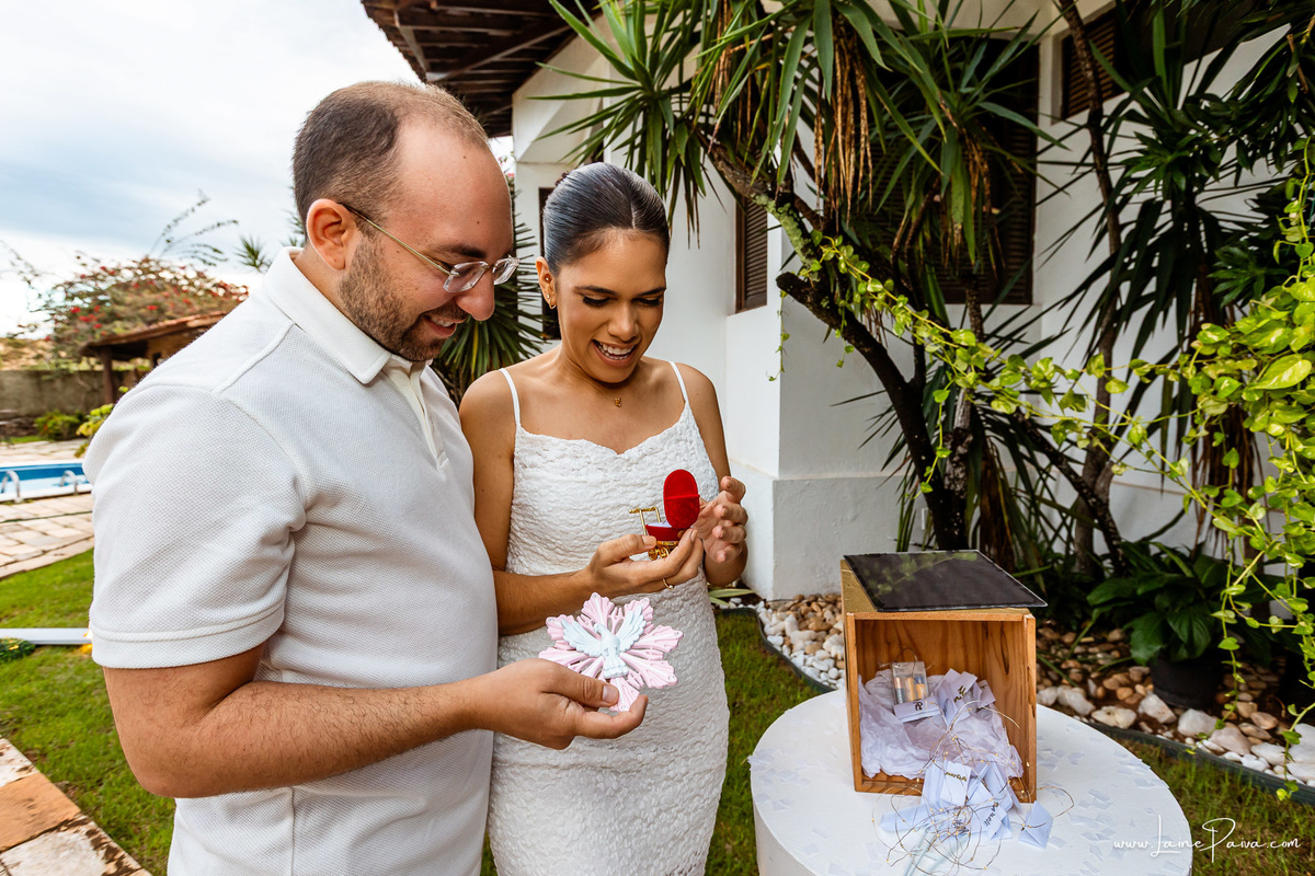 Fotografia de chá revelação intimista em casa, primeiro filho de Fernanda e Samuel, revelação da chegada de Maria com a família reunida, emoção, momentos espontâneos e fotografia documental de família em Natal/RN, fotógrafa de chá revelação.