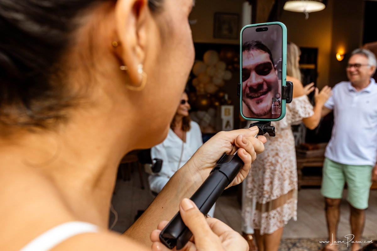 Fotografia de chá revelação intimista em casa, primeiro filho de Fernanda e Samuel, revelação da chegada de Maria com a família reunida, emoção, momentos espontâneos e fotografia documental de família em Natal/RN, fotógrafa de chá revelação.