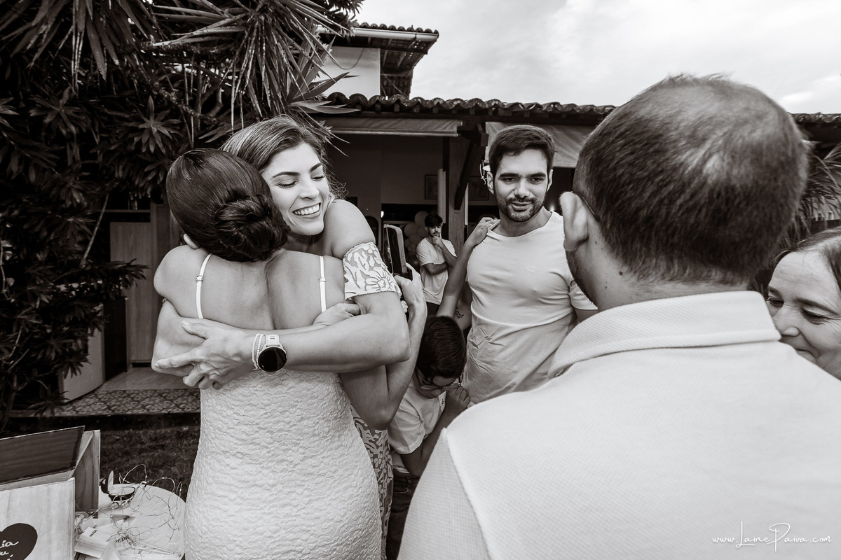 Fotografia de chá revelação intimista em casa, primeiro filho de Fernanda e Samuel, revelação da chegada de Maria com a família reunida, emoção, momentos espontâneos e fotografia documental de família em Natal/RN, fotógrafa de chá revelação.