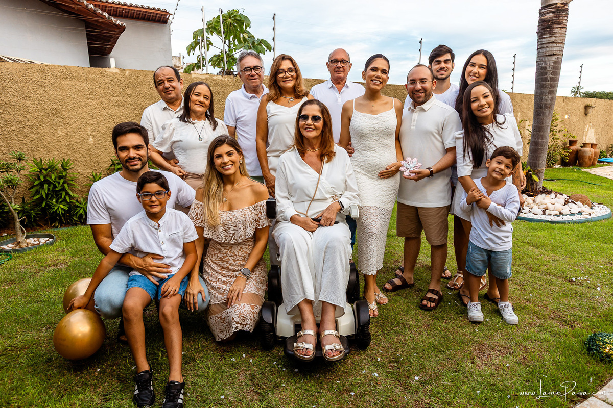Fotografia de chá revelação intimista em casa, primeiro filho de Fernanda e Samuel, revelação da chegada de Maria com a família reunida, emoção, momentos espontâneos e fotografia documental de família em Natal/RN, fotógrafa de chá revelação.