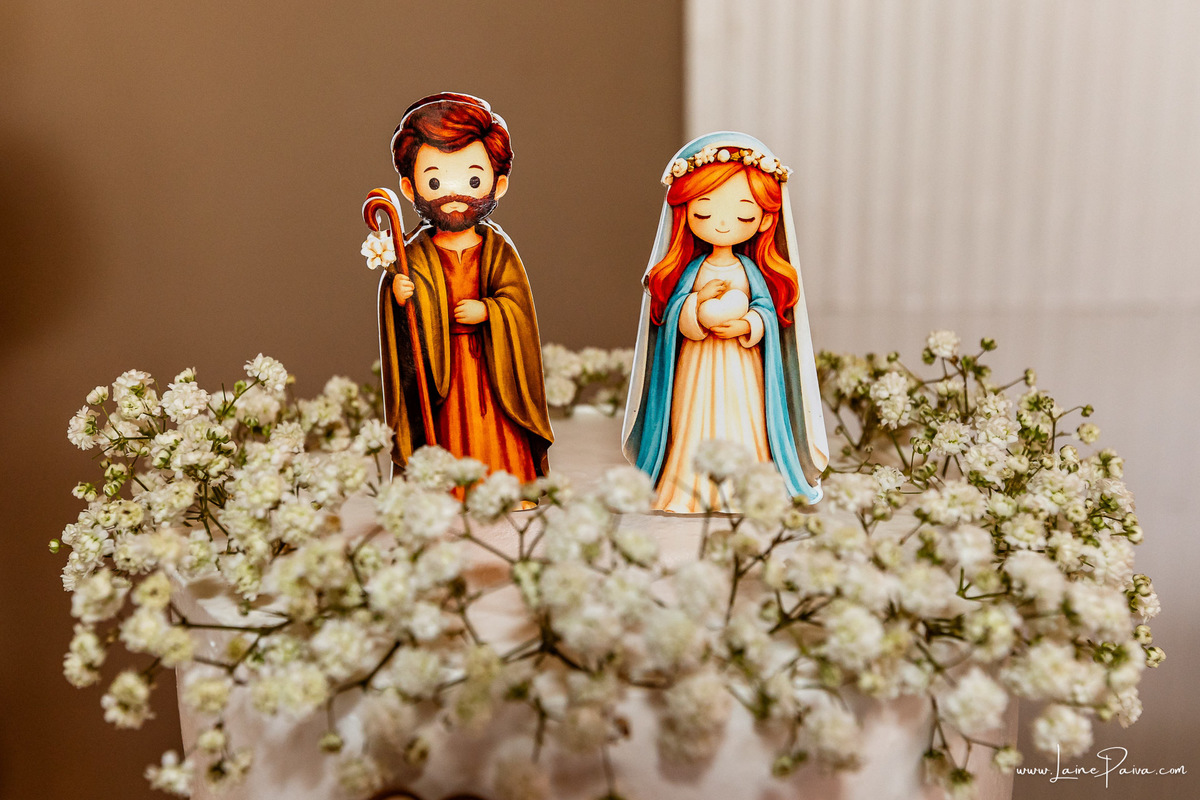 Fotografia de chá revelação intimista em casa, primeiro filho de Fernanda e Samuel, revelação da chegada de Maria com a família reunida, emoção, momentos espontâneos e fotografia documental de família em Natal/RN, fotógrafa de chá revelação.