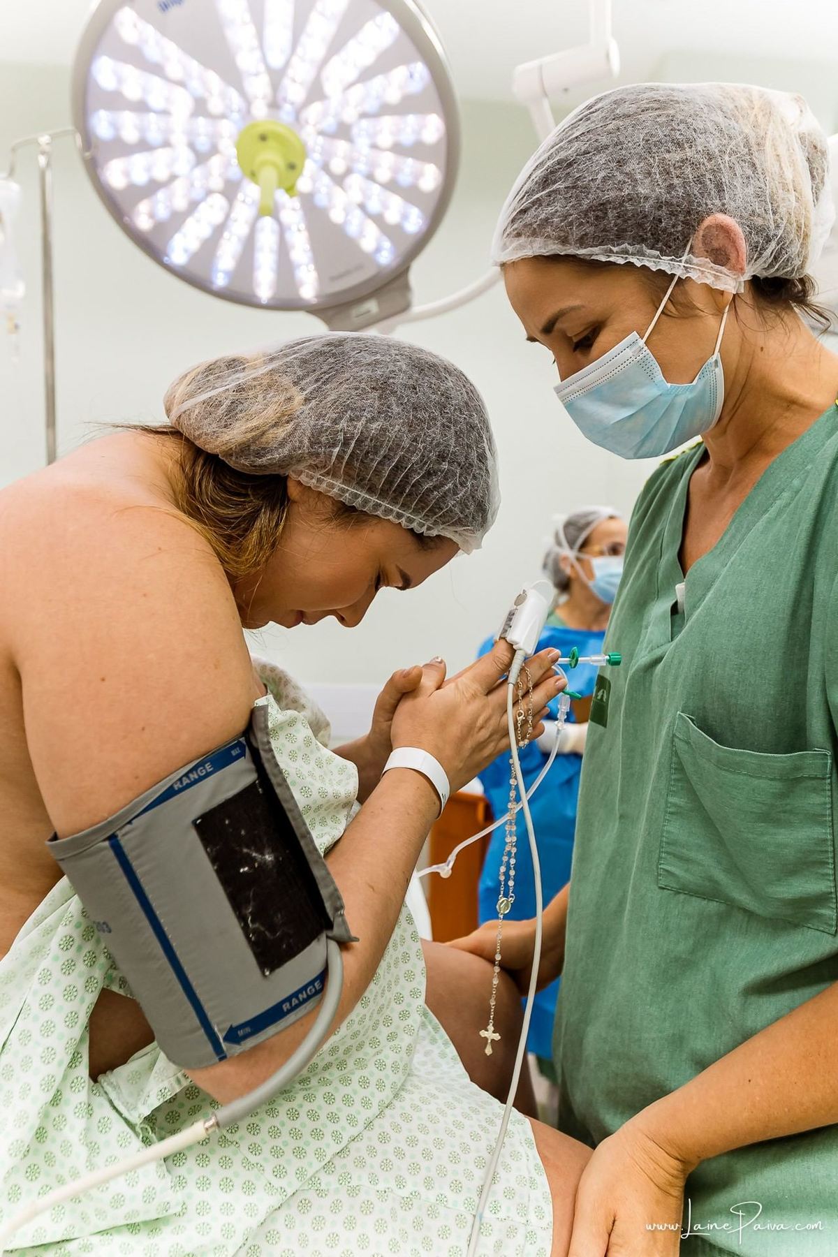 Fotografia de parto no Hospital da Unimed em Natal/RN. Nascimento de Maria Luísa por cesariana. Registro dos primeiros momentos de vida ao lado de Helenna e João. Fotógrafa de parto e família em Natal, cobertura completa do nascimento com olhar documental