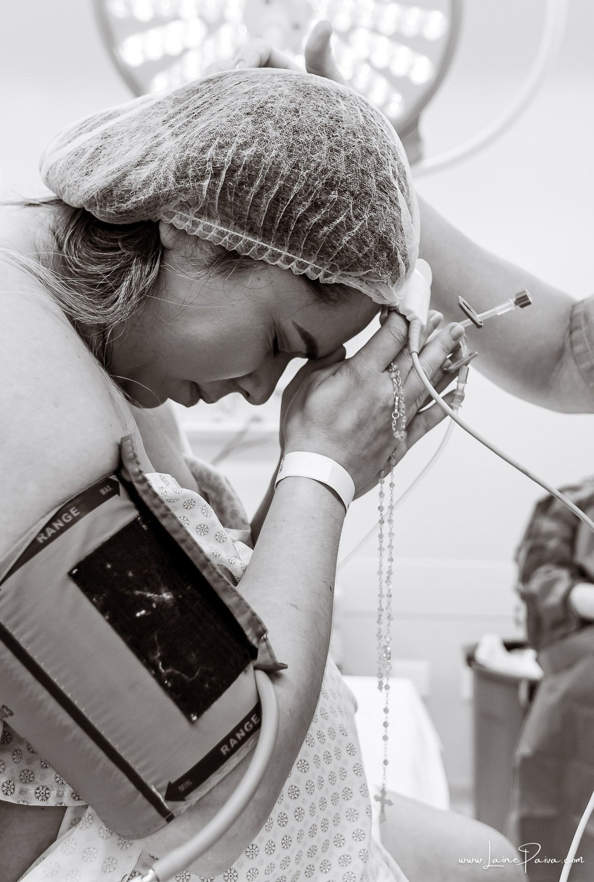 Fotografia de parto no Hospital da Unimed em Natal/RN. Nascimento de Maria Luísa por cesariana. Registro dos primeiros momentos de vida ao lado de Helenna e João. Fotógrafa de parto e família em Natal, cobertura completa do nascimento com olhar documental