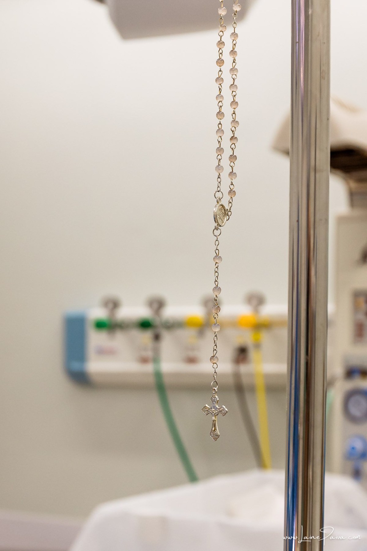 Fotografia de parto no Hospital da Unimed em Natal/RN. Nascimento de Maria Luísa por cesariana. Registro dos primeiros momentos de vida ao lado de Helenna e João. Fotógrafa de parto e família em Natal, cobertura completa do nascimento com olhar documental