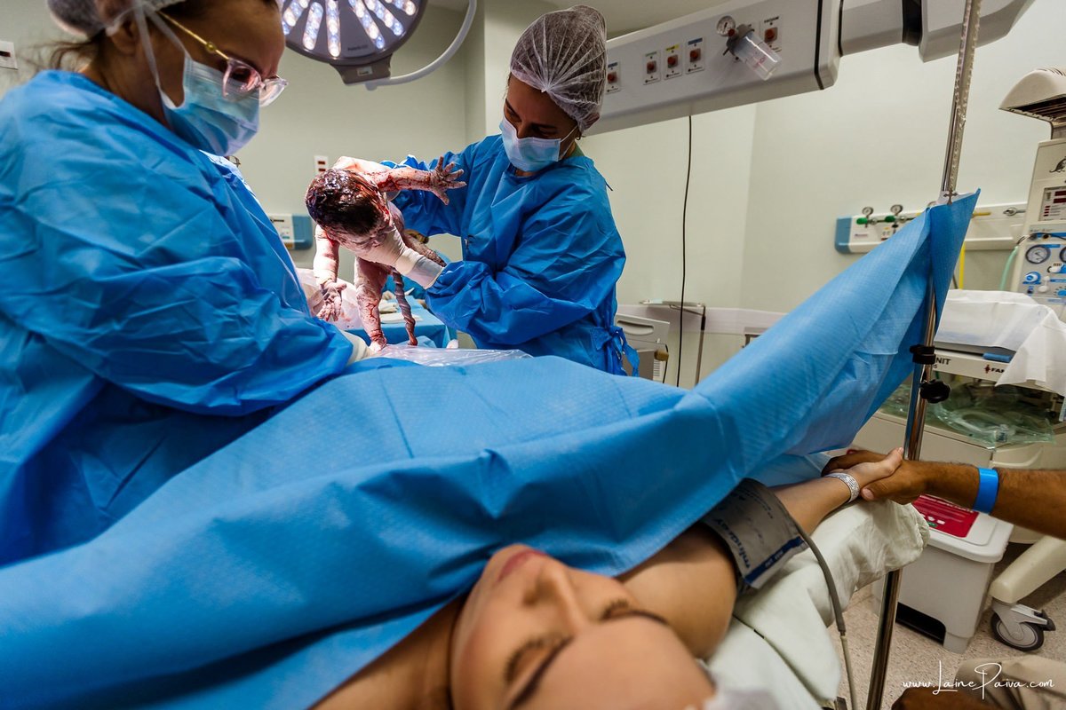 Fotografia de parto no Hospital da Unimed em Natal/RN. Nascimento de Maria Luísa por cesariana. Registro dos primeiros momentos de vida ao lado de Helenna e João. Fotógrafa de parto e família em Natal, cobertura completa do nascimento com olhar documental