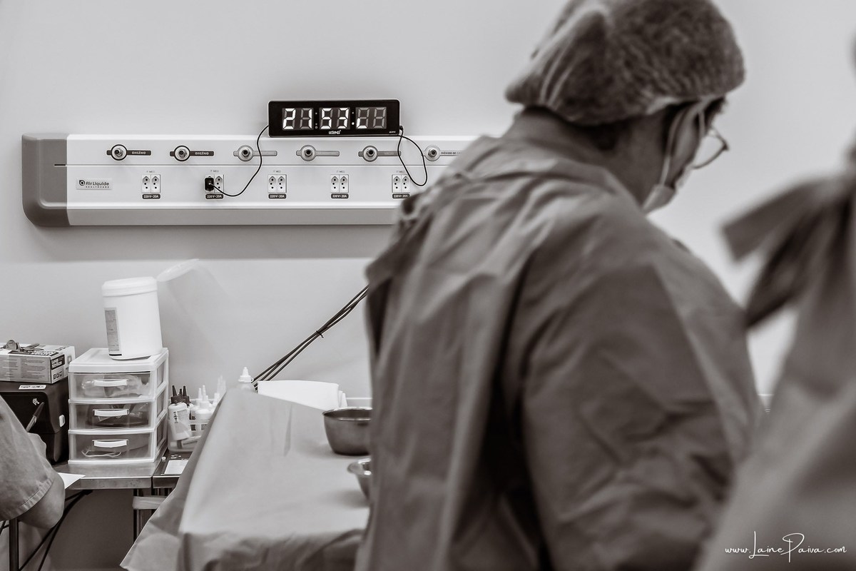 Fotografia de parto no Hospital da Unimed em Natal/RN. Nascimento de Maria Luísa por cesariana. Registro dos primeiros momentos de vida ao lado de Helenna e João. Fotógrafa de parto e família em Natal, cobertura completa do nascimento com olhar documental