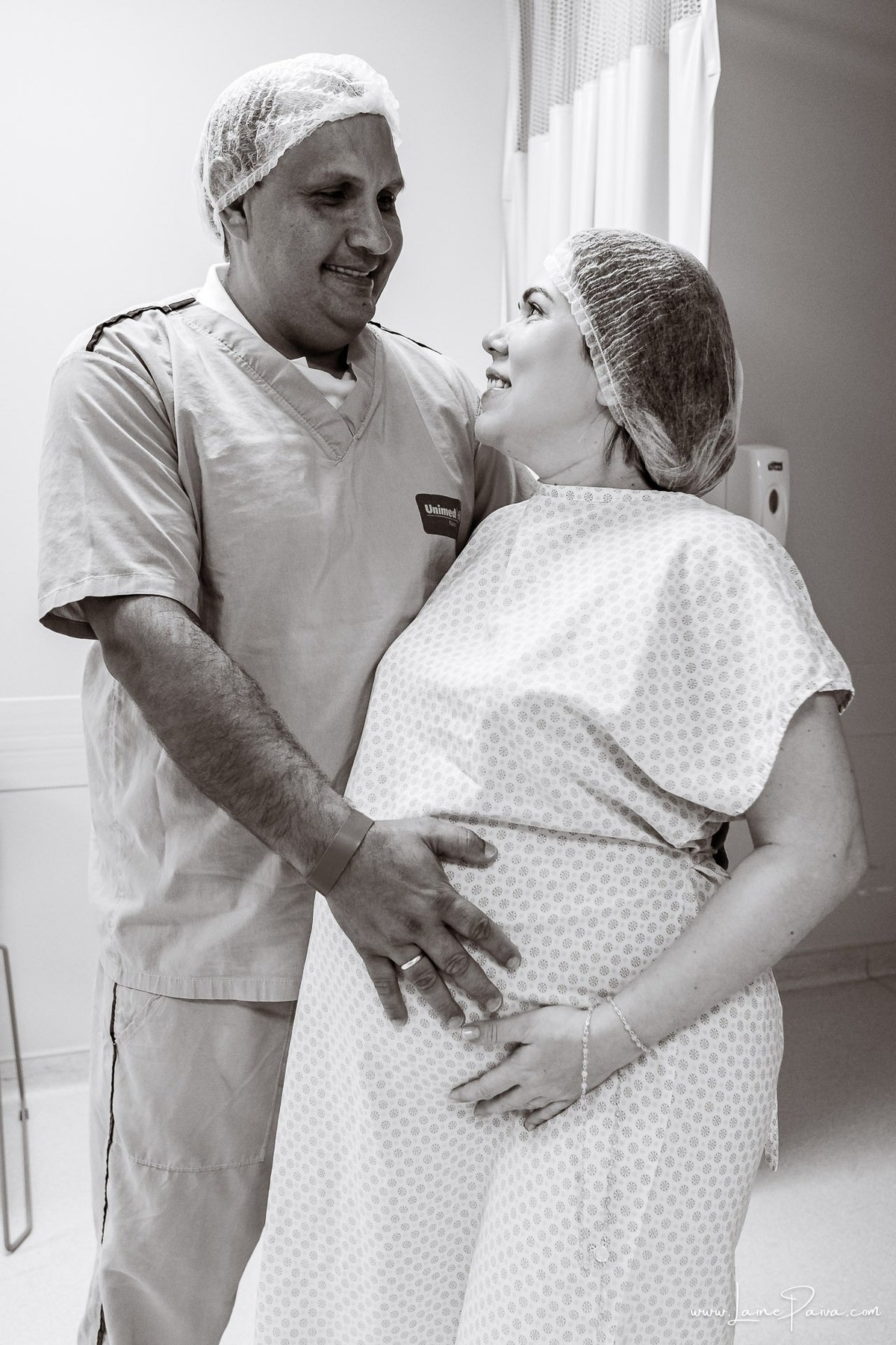 Fotografia de parto no Hospital da Unimed em Natal/RN. Nascimento de Maria Luísa por cesariana. Registro dos primeiros momentos de vida ao lado de Helenna e João. Fotógrafa de parto e família em Natal, cobertura completa do nascimento com olhar documental