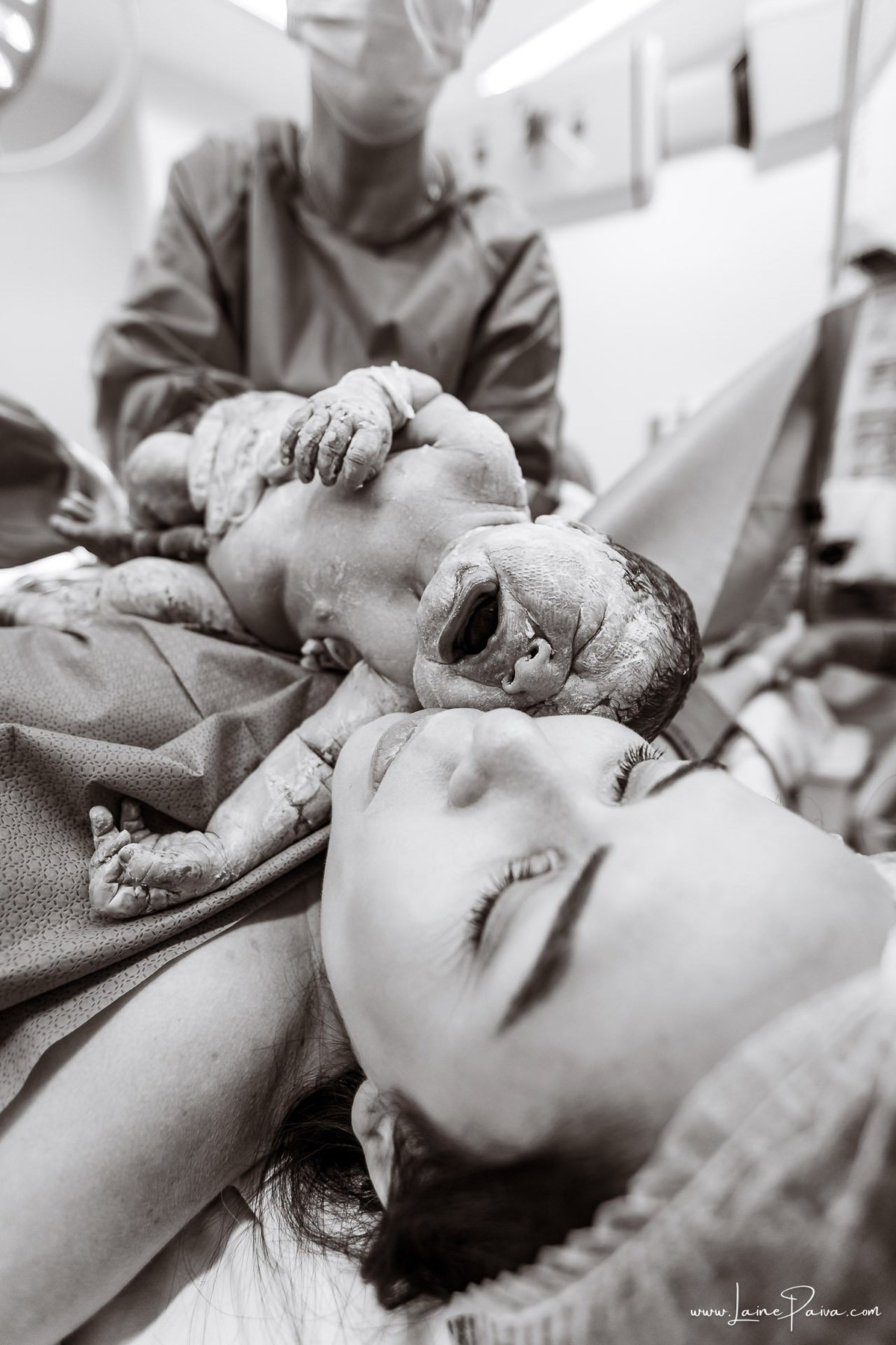 Fotografia de parto no Hospital da Unimed em Natal/RN. Nascimento de Maria Luísa por cesariana. Registro dos primeiros momentos de vida ao lado de Helenna e João. Fotógrafa de parto e família em Natal, cobertura completa do nascimento com olhar documental