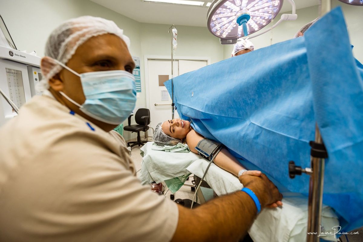 Fotografia de parto no Hospital da Unimed em Natal/RN. Nascimento de Maria Luísa por cesariana. Registro dos primeiros momentos de vida ao lado de Helenna e João. Fotógrafa de parto e família em Natal, cobertura completa do nascimento com olhar documental
