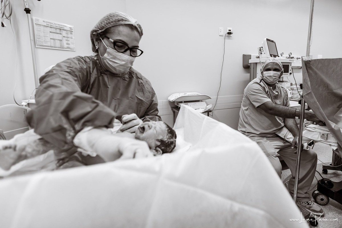Fotografia de parto no Hospital da Unimed em Natal/RN. Nascimento de Maria Luísa por cesariana. Registro dos primeiros momentos de vida ao lado de Helenna e João. Fotógrafa de parto e família em Natal, cobertura completa do nascimento com olhar documental