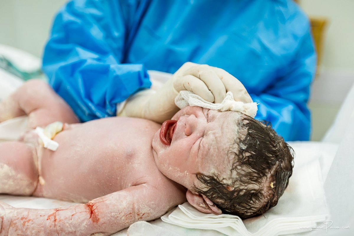 Fotografia de parto no Hospital da Unimed em Natal/RN. Nascimento de Maria Luísa por cesariana. Registro dos primeiros momentos de vida ao lado de Helenna e João. Fotógrafa de parto e família em Natal, cobertura completa do nascimento com olhar documental