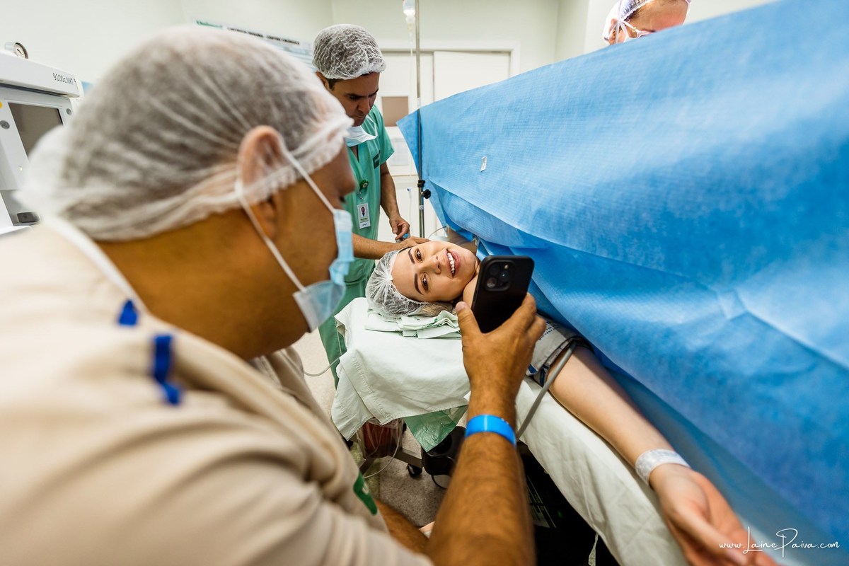 Fotografia de parto no Hospital da Unimed em Natal/RN. Nascimento de Maria Luísa por cesariana. Registro dos primeiros momentos de vida ao lado de Helenna e João. Fotógrafa de parto e família em Natal, cobertura completa do nascimento com olhar documental