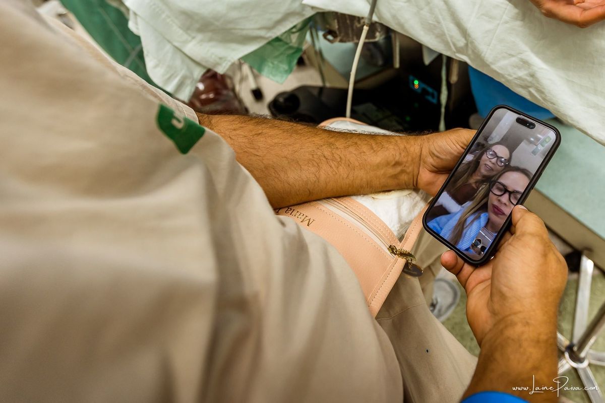 Fotografia de parto no Hospital da Unimed em Natal/RN. Nascimento de Maria Luísa por cesariana. Registro dos primeiros momentos de vida ao lado de Helenna e João. Fotógrafa de parto e família em Natal, cobertura completa do nascimento com olhar documental