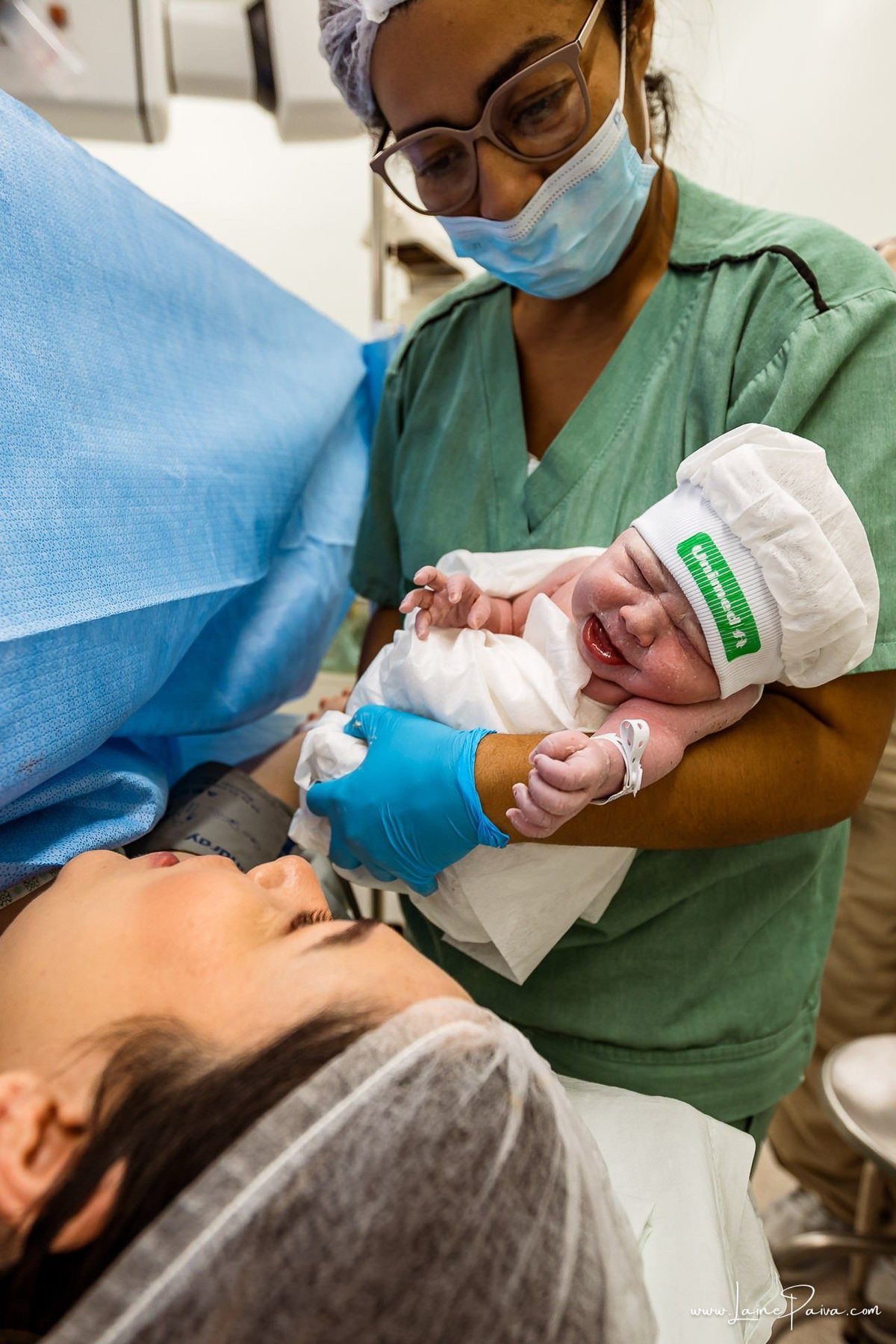 Fotografia de parto no Hospital da Unimed em Natal/RN. Nascimento de Maria Luísa por cesariana. Registro dos primeiros momentos de vida ao lado de Helenna e João. Fotógrafa de parto e família em Natal, cobertura completa do nascimento com olhar documental