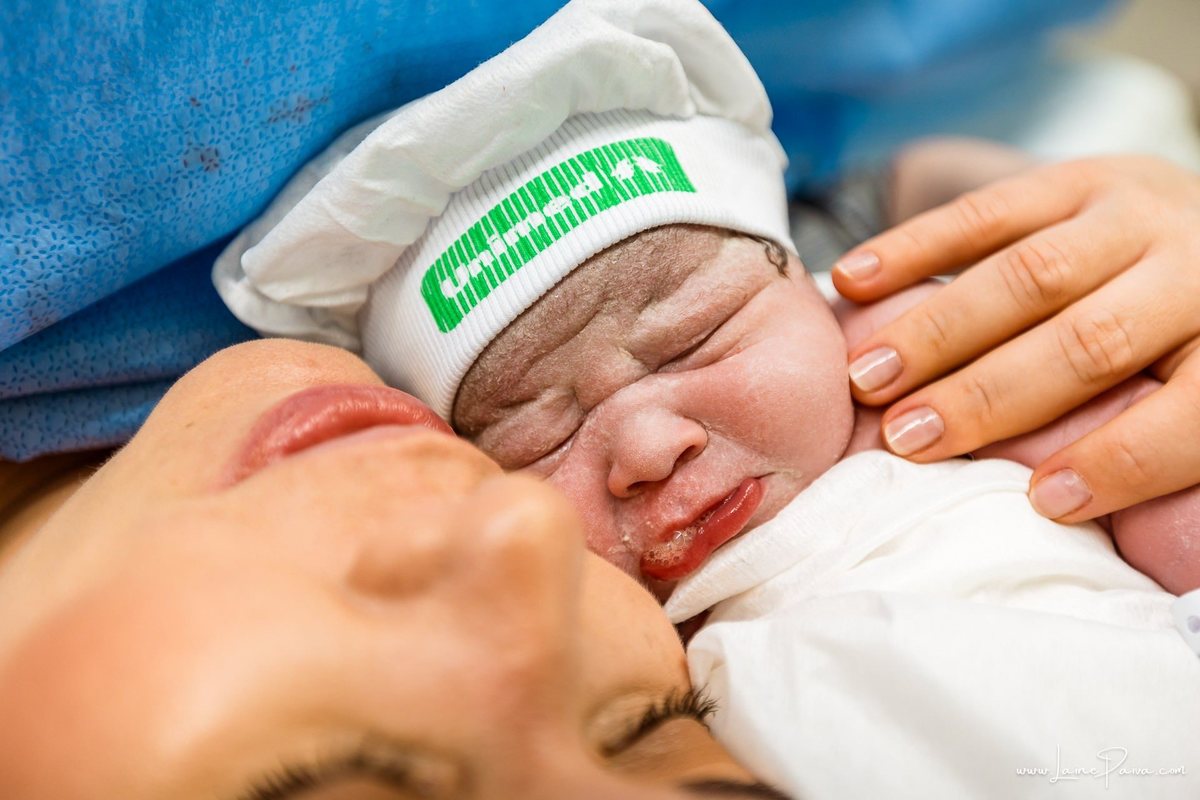 Fotografia de parto no Hospital da Unimed em Natal/RN. Nascimento de Maria Luísa por cesariana. Registro dos primeiros momentos de vida ao lado de Helenna e João. Fotógrafa de parto e família em Natal, cobertura completa do nascimento com olhar documental