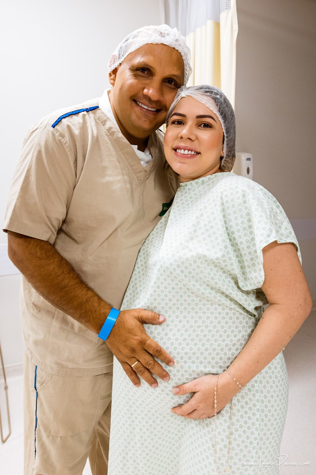 Fotografia de parto no Hospital da Unimed em Natal/RN. Nascimento de Maria Luísa por cesariana. Registro dos primeiros momentos de vida ao lado de Helenna e João. Fotógrafa de parto e família em Natal, cobertura completa do nascimento com olhar documental