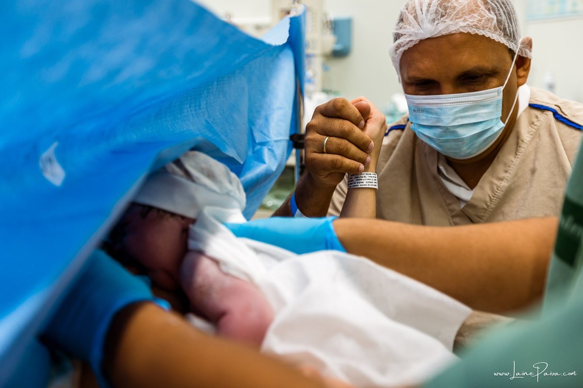 Fotografia de parto no Hospital da Unimed em Natal/RN. Nascimento de Maria Luísa por cesariana. Registro dos primeiros momentos de vida ao lado de Helenna e João. Fotógrafa de parto e família em Natal, cobertura completa do nascimento com olhar documental