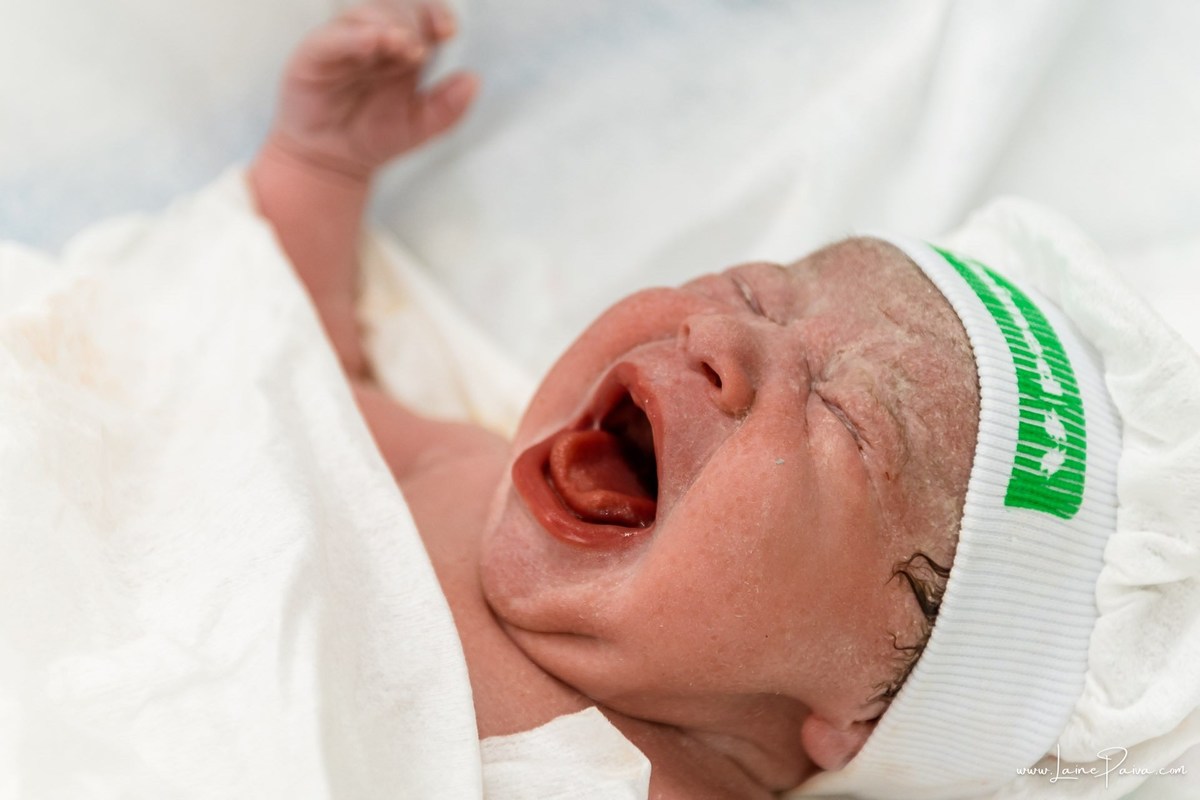 Fotografia de parto no Hospital da Unimed em Natal/RN. Nascimento de Maria Luísa por cesariana. Registro dos primeiros momentos de vida ao lado de Helenna e João. Fotógrafa de parto e família em Natal, cobertura completa do nascimento com olhar documental