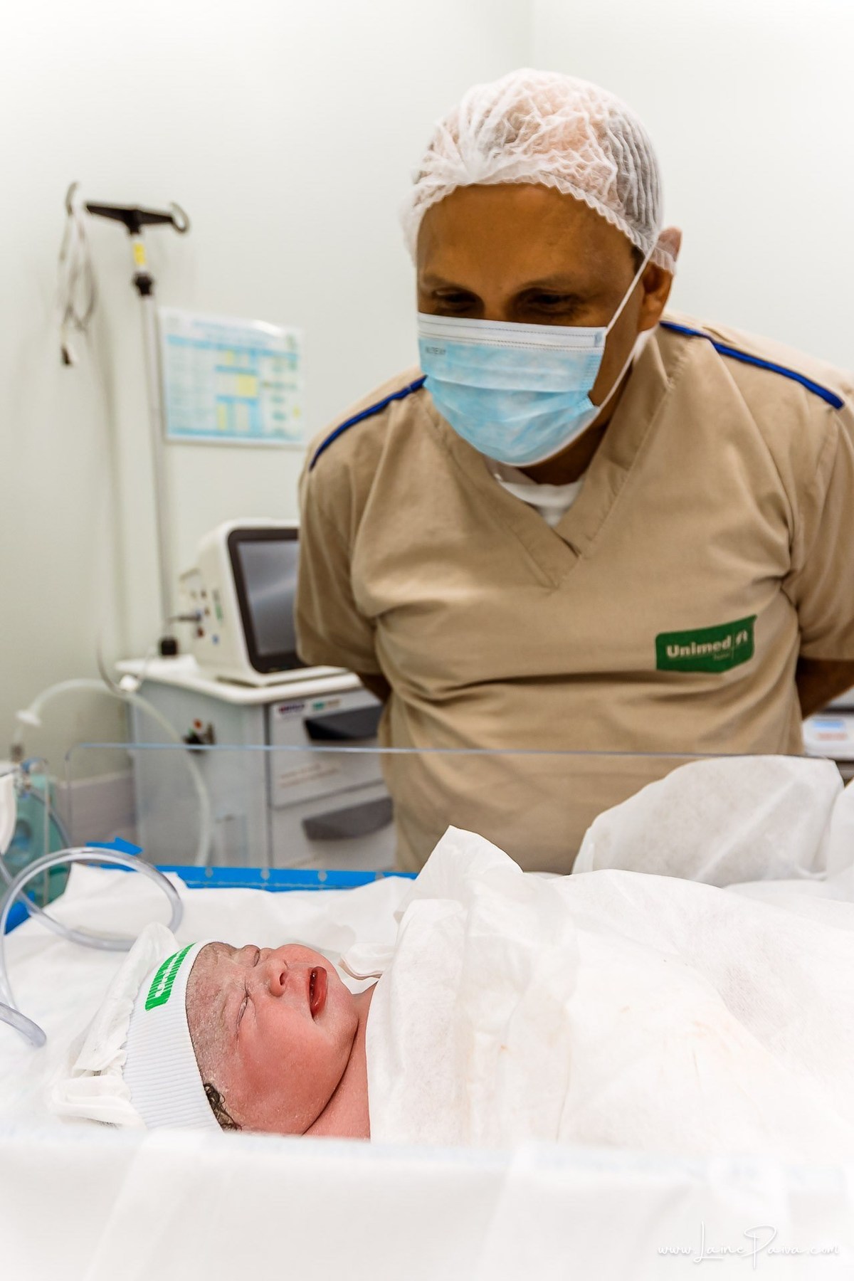 Fotografia de parto no Hospital da Unimed em Natal/RN. Nascimento de Maria Luísa por cesariana. Registro dos primeiros momentos de vida ao lado de Helenna e João. Fotógrafa de parto e família em Natal, cobertura completa do nascimento com olhar documental