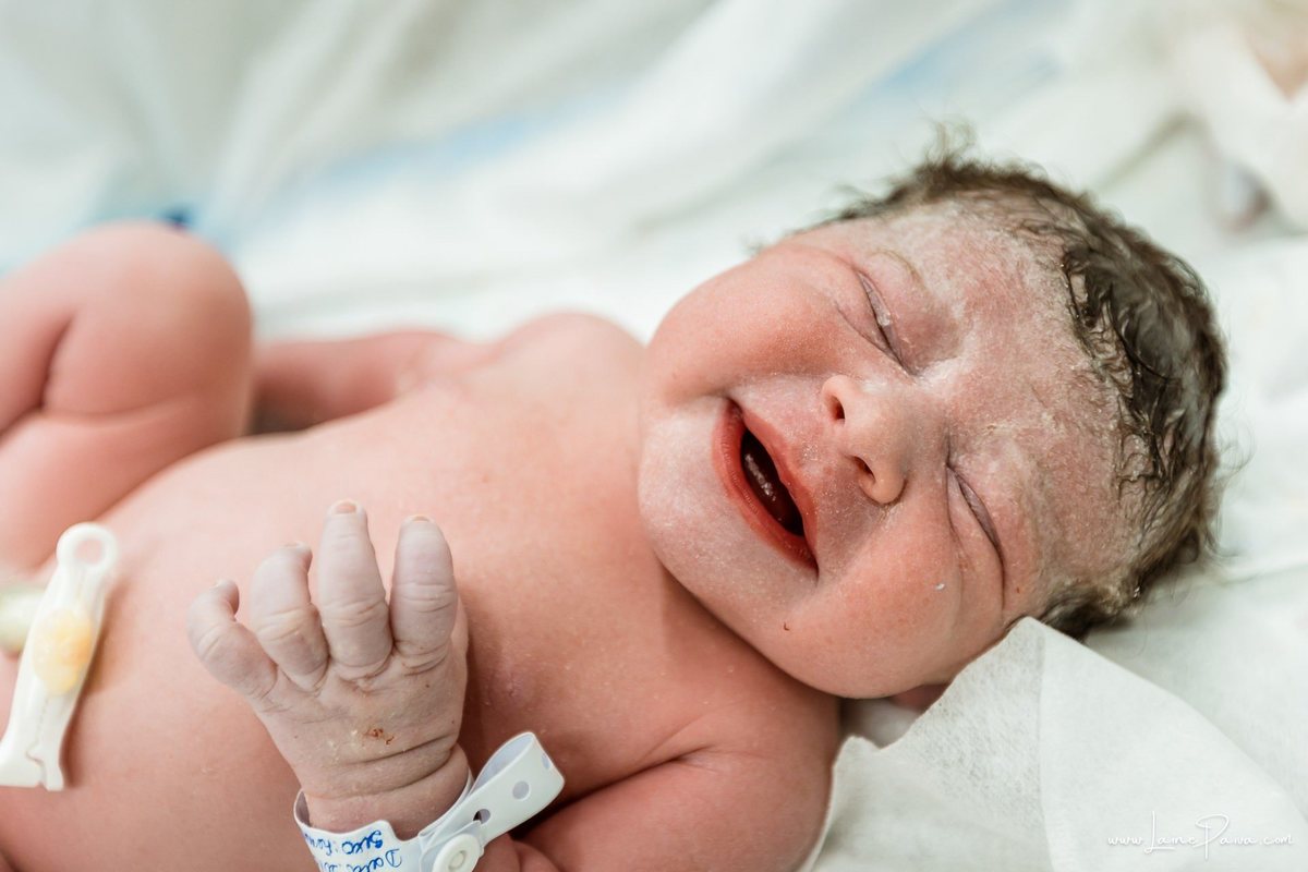 Fotografia de parto no Hospital da Unimed em Natal/RN. Nascimento de Maria Luísa por cesariana. Registro dos primeiros momentos de vida ao lado de Helenna e João. Fotógrafa de parto e família em Natal, cobertura completa do nascimento com olhar documental