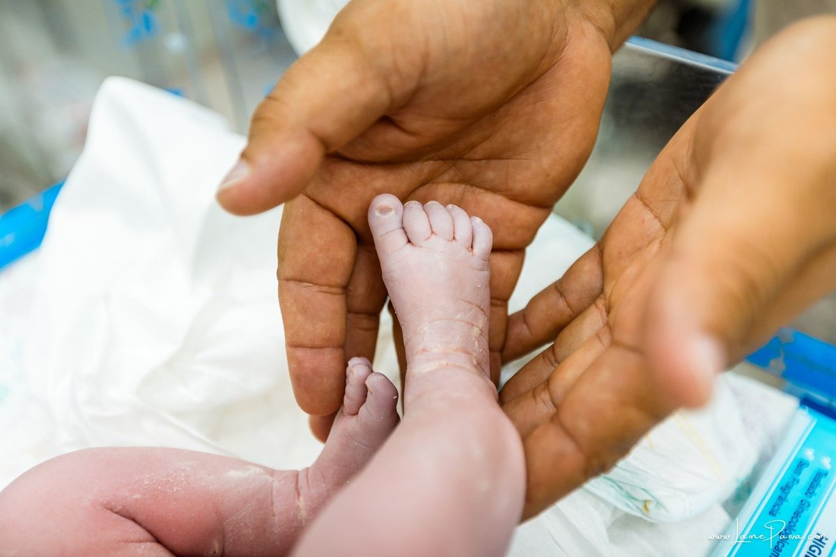 Fotografia de parto no Hospital da Unimed em Natal/RN. Nascimento de Maria Luísa por cesariana. Registro dos primeiros momentos de vida ao lado de Helenna e João. Fotógrafa de parto e família em Natal, cobertura completa do nascimento com olhar documental