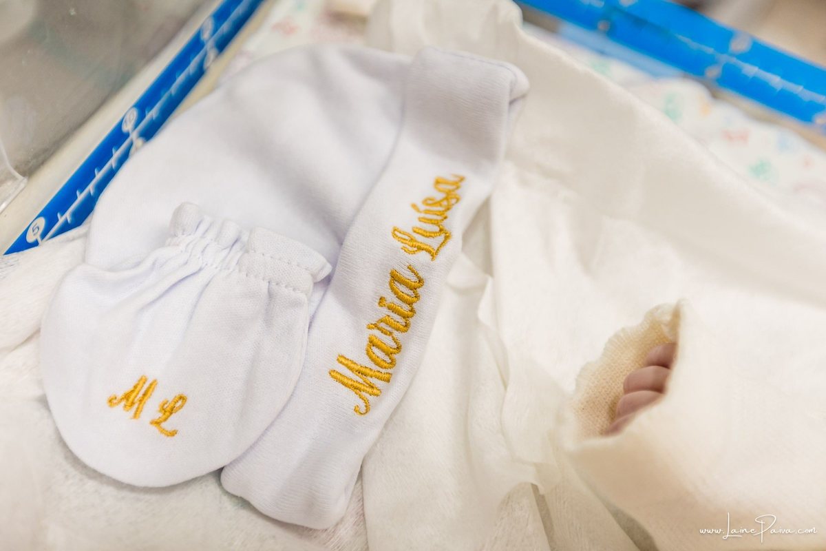 Fotografia de parto no Hospital da Unimed em Natal/RN. Nascimento de Maria Luísa por cesariana. Registro dos primeiros momentos de vida ao lado de Helenna e João. Fotógrafa de parto e família em Natal, cobertura completa do nascimento com olhar documental