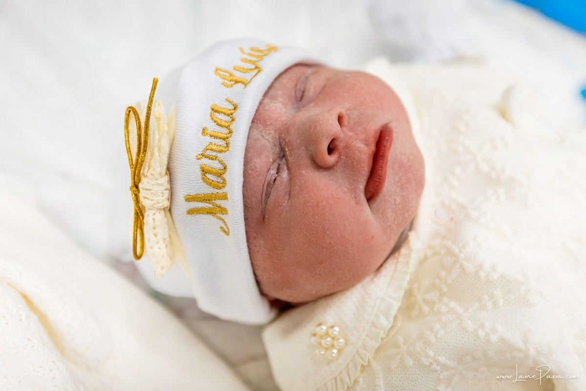 Fotografia de parto no Hospital da Unimed em Natal/RN. Nascimento de Maria Luísa por cesariana. Registro dos primeiros momentos de vida ao lado de Helenna e João. Fotógrafa de parto e família em Natal, cobertura completa do nascimento com olhar documental