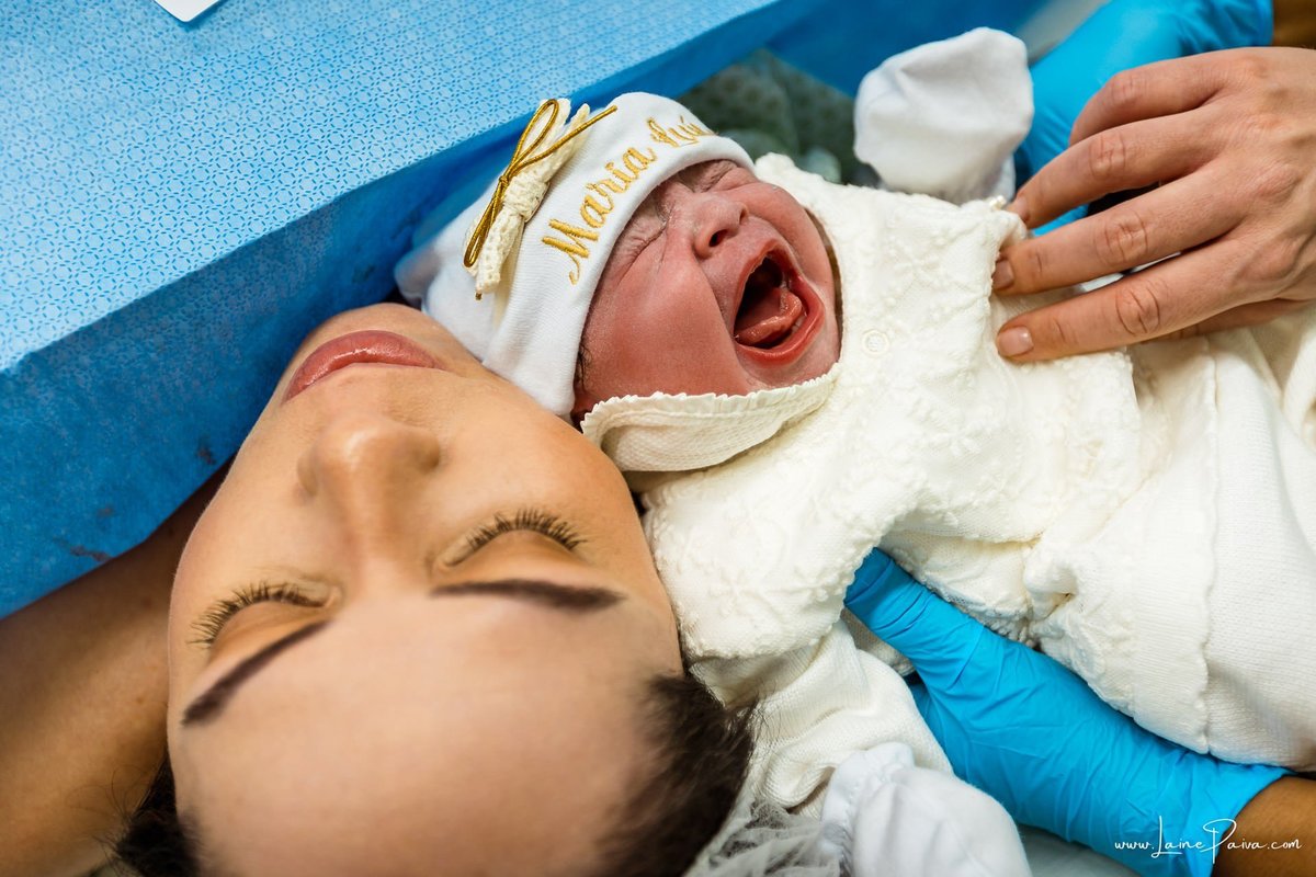Fotografia de parto no Hospital da Unimed em Natal/RN. Nascimento de Maria Luísa por cesariana. Registro dos primeiros momentos de vida ao lado de Helenna e João. Fotógrafa de parto e família em Natal, cobertura completa do nascimento com olhar documental