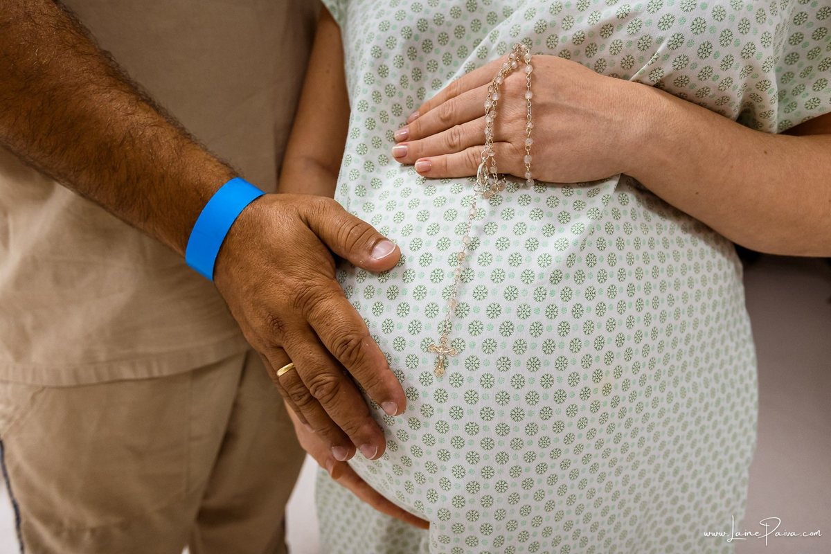 Fotografia de parto no Hospital da Unimed em Natal/RN. Nascimento de Maria Luísa por cesariana. Registro dos primeiros momentos de vida ao lado de Helenna e João. Fotógrafa de parto e família em Natal, cobertura completa do nascimento com olhar documental