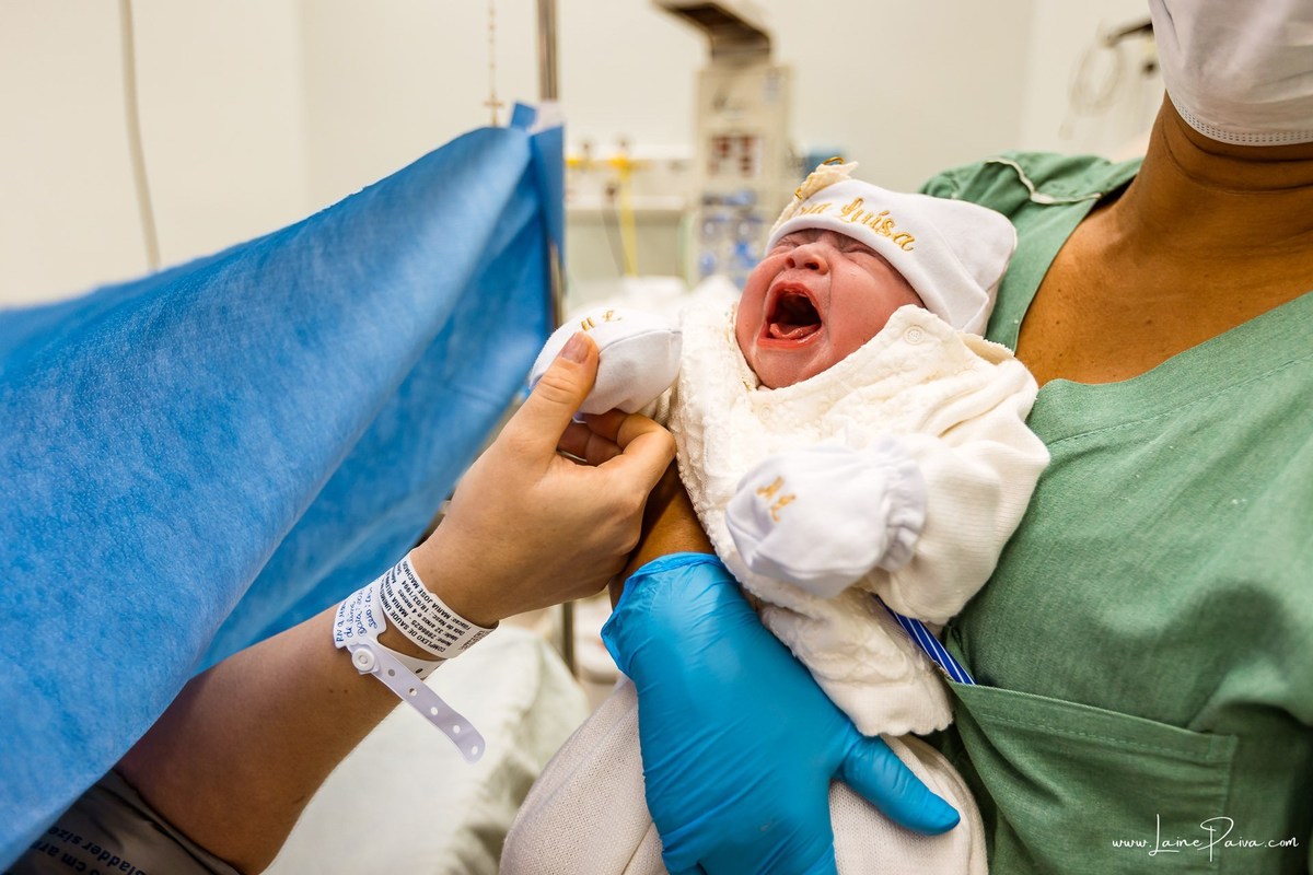 Fotografia de parto no Hospital da Unimed em Natal/RN. Nascimento de Maria Luísa por cesariana. Registro dos primeiros momentos de vida ao lado de Helenna e João. Fotógrafa de parto e família em Natal, cobertura completa do nascimento com olhar documental