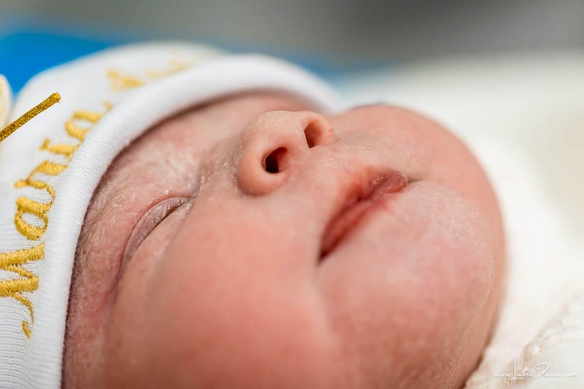 Fotografia de parto no Hospital da Unimed em Natal/RN. Nascimento de Maria Luísa por cesariana. Registro dos primeiros momentos de vida ao lado de Helenna e João. Fotógrafa de parto e família em Natal, cobertura completa do nascimento com olhar documental