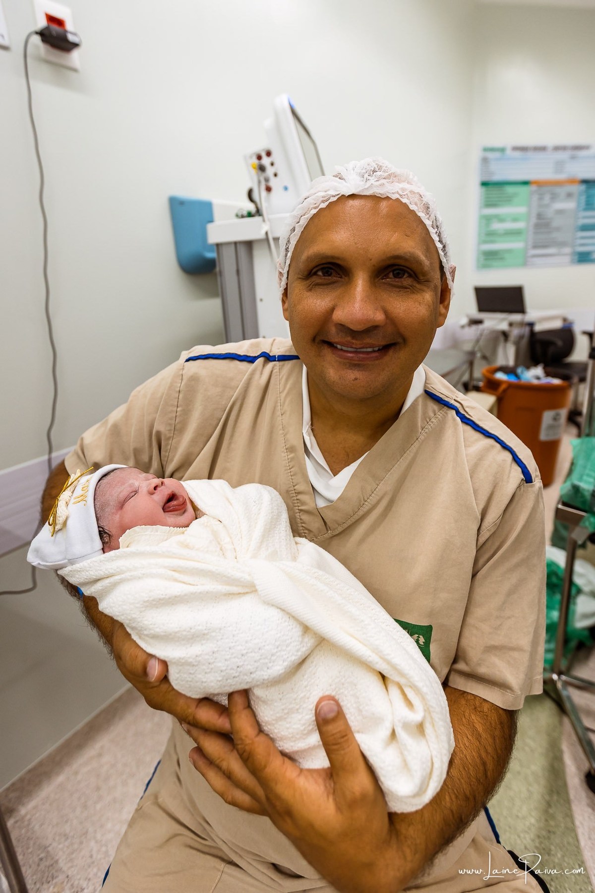 Fotografia de parto no Hospital da Unimed em Natal/RN. Nascimento de Maria Luísa por cesariana. Registro dos primeiros momentos de vida ao lado de Helenna e João. Fotógrafa de parto e família em Natal, cobertura completa do nascimento com olhar documental