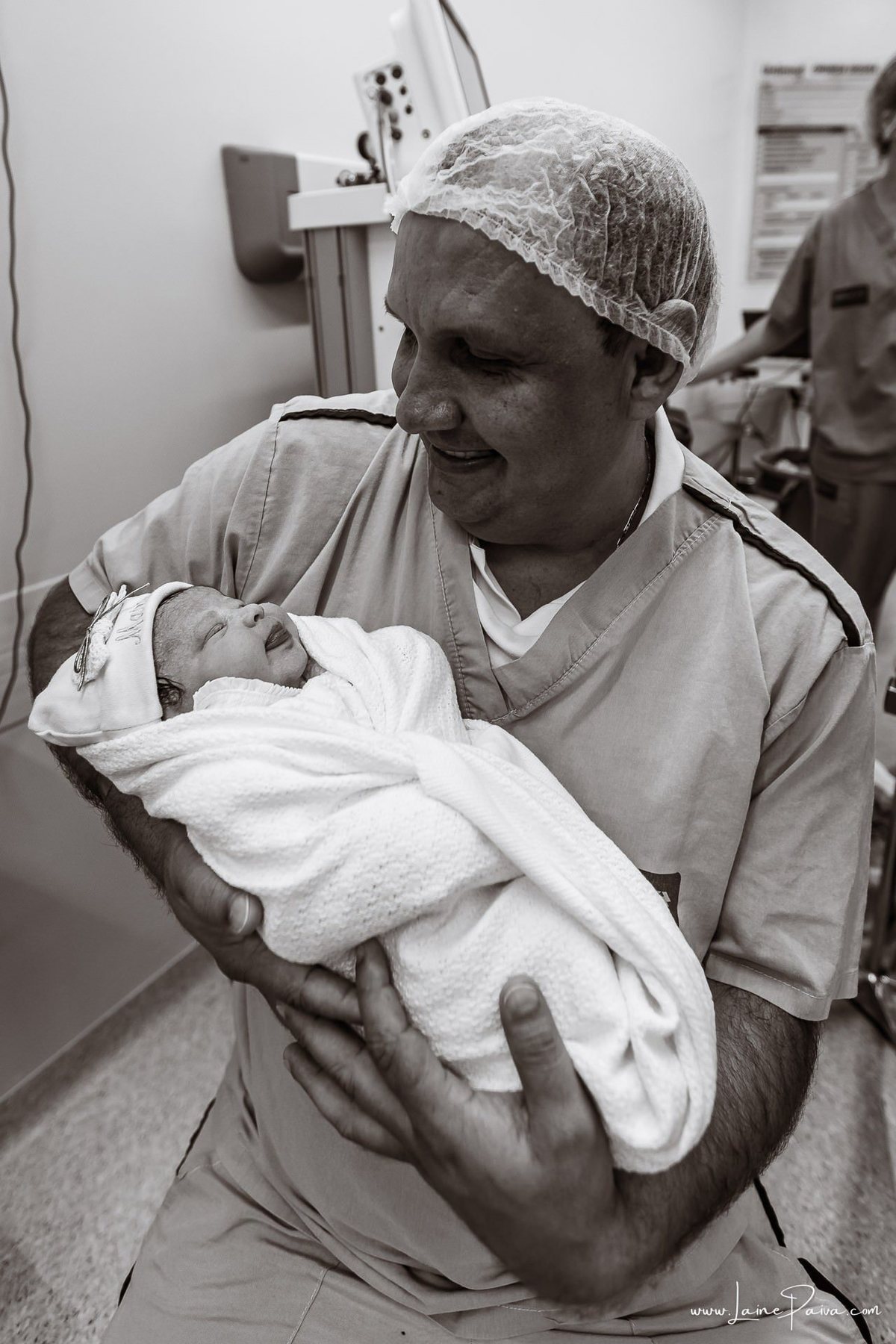Fotografia de parto no Hospital da Unimed em Natal/RN. Nascimento de Maria Luísa por cesariana. Registro dos primeiros momentos de vida ao lado de Helenna e João. Fotógrafa de parto e família em Natal, cobertura completa do nascimento com olhar documental