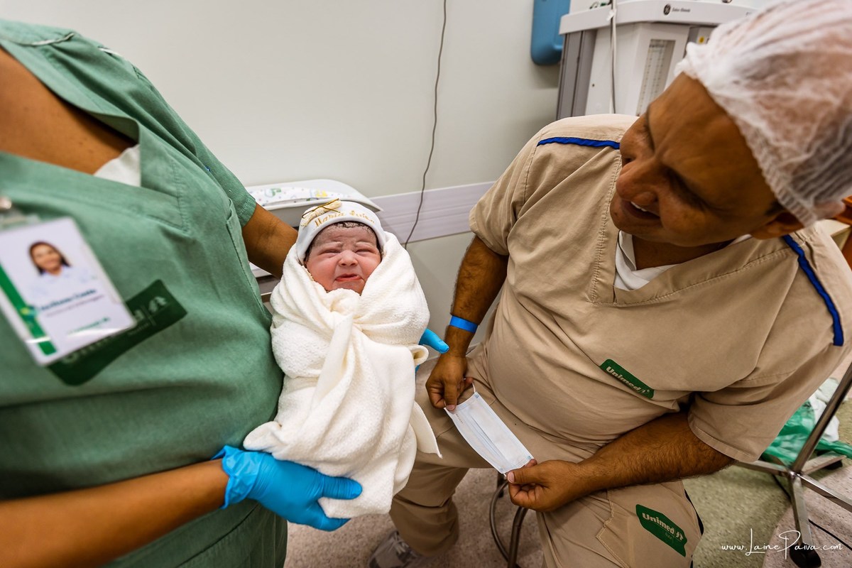 Fotografia de parto no Hospital da Unimed em Natal/RN. Nascimento de Maria Luísa por cesariana. Registro dos primeiros momentos de vida ao lado de Helenna e João. Fotógrafa de parto e família em Natal, cobertura completa do nascimento com olhar documental