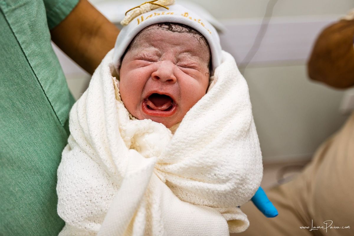 Fotografia de parto no Hospital da Unimed em Natal/RN. Nascimento de Maria Luísa por cesariana. Registro dos primeiros momentos de vida ao lado de Helenna e João. Fotógrafa de parto e família em Natal, cobertura completa do nascimento com olhar documental