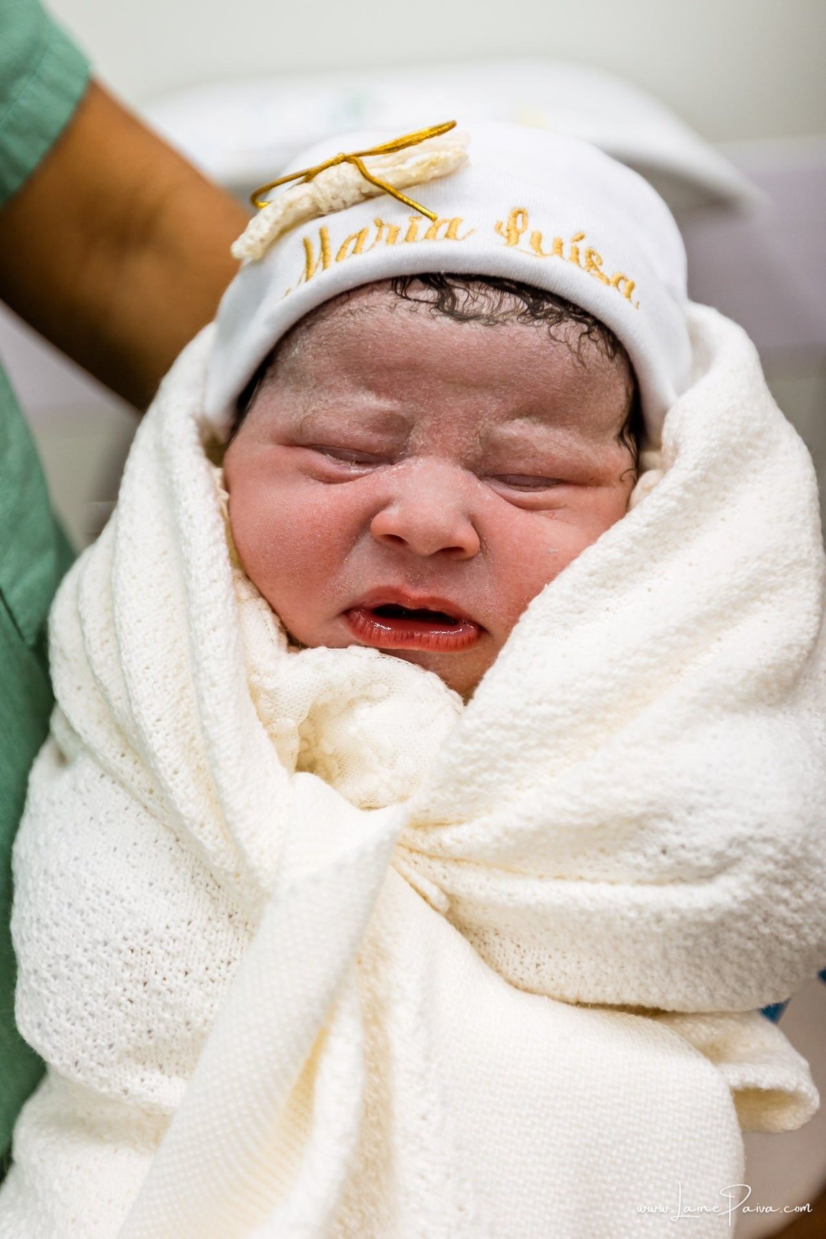 Fotografia de parto no Hospital da Unimed em Natal/RN. Nascimento de Maria Luísa por cesariana. Registro dos primeiros momentos de vida ao lado de Helenna e João. Fotógrafa de parto e família em Natal, cobertura completa do nascimento com olhar documental