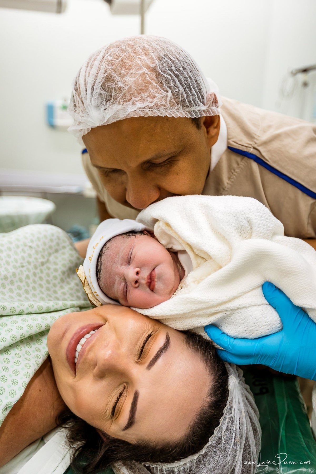 Fotografia de parto no Hospital da Unimed em Natal/RN. Nascimento de Maria Luísa por cesariana. Registro dos primeiros momentos de vida ao lado de Helenna e João. Fotógrafa de parto e família em Natal, cobertura completa do nascimento com olhar documental