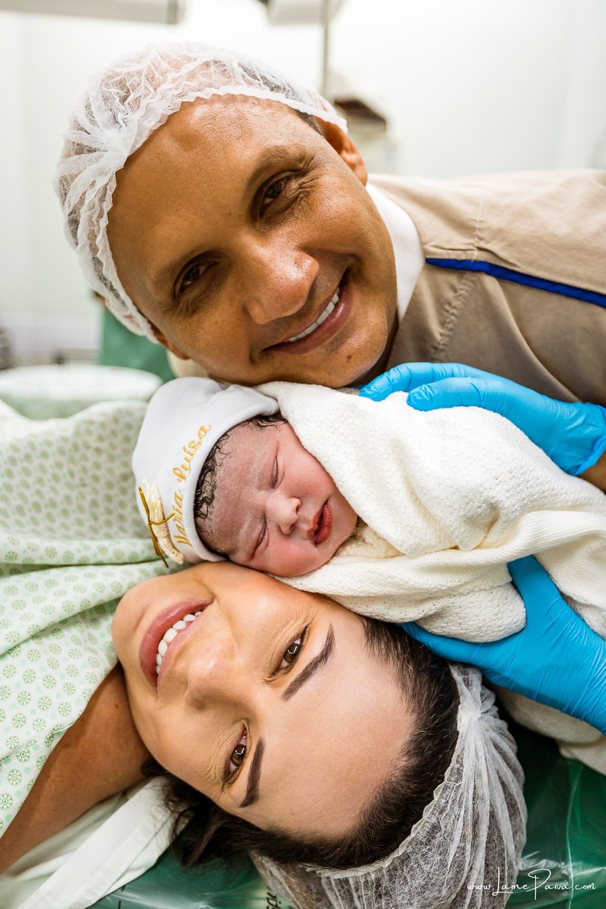 Fotografia de parto no Hospital da Unimed em Natal/RN. Nascimento de Maria Luísa por cesariana. Registro dos primeiros momentos de vida ao lado de Helenna e João. Fotógrafa de parto e família em Natal, cobertura completa do nascimento com olhar documental