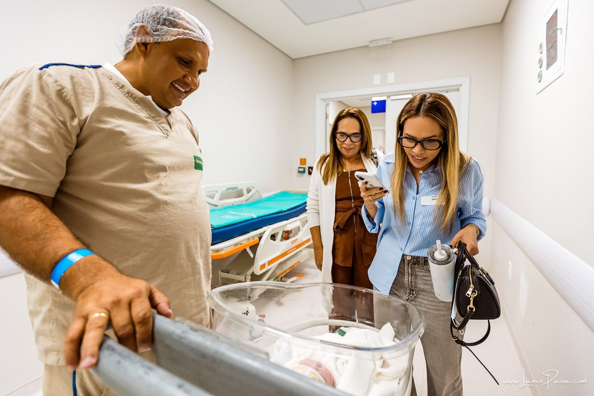 Fotografia de parto no Hospital da Unimed em Natal/RN. Nascimento de Maria Luísa por cesariana. Registro dos primeiros momentos de vida ao lado de Helenna e João. Fotógrafa de parto e família em Natal, cobertura completa do nascimento com olhar documental
