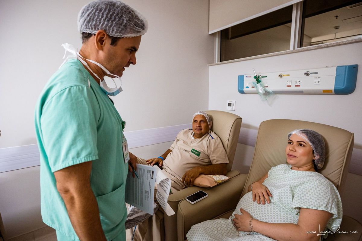 Fotografia de parto no Hospital da Unimed em Natal/RN. Nascimento de Maria Luísa por cesariana. Registro dos primeiros momentos de vida ao lado de Helenna e João. Fotógrafa de parto e família em Natal, cobertura completa do nascimento com olhar documental
