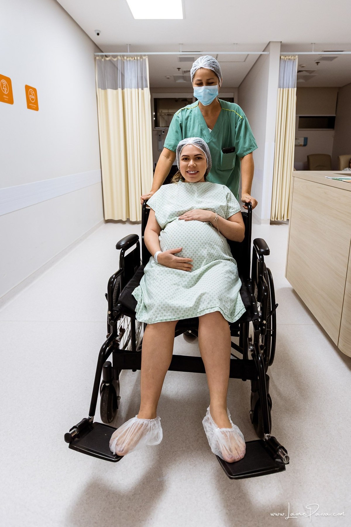 Fotografia de parto no Hospital da Unimed em Natal/RN. Nascimento de Maria Luísa por cesariana. Registro dos primeiros momentos de vida ao lado de Helenna e João. Fotógrafa de parto e família em Natal, cobertura completa do nascimento com olhar documental