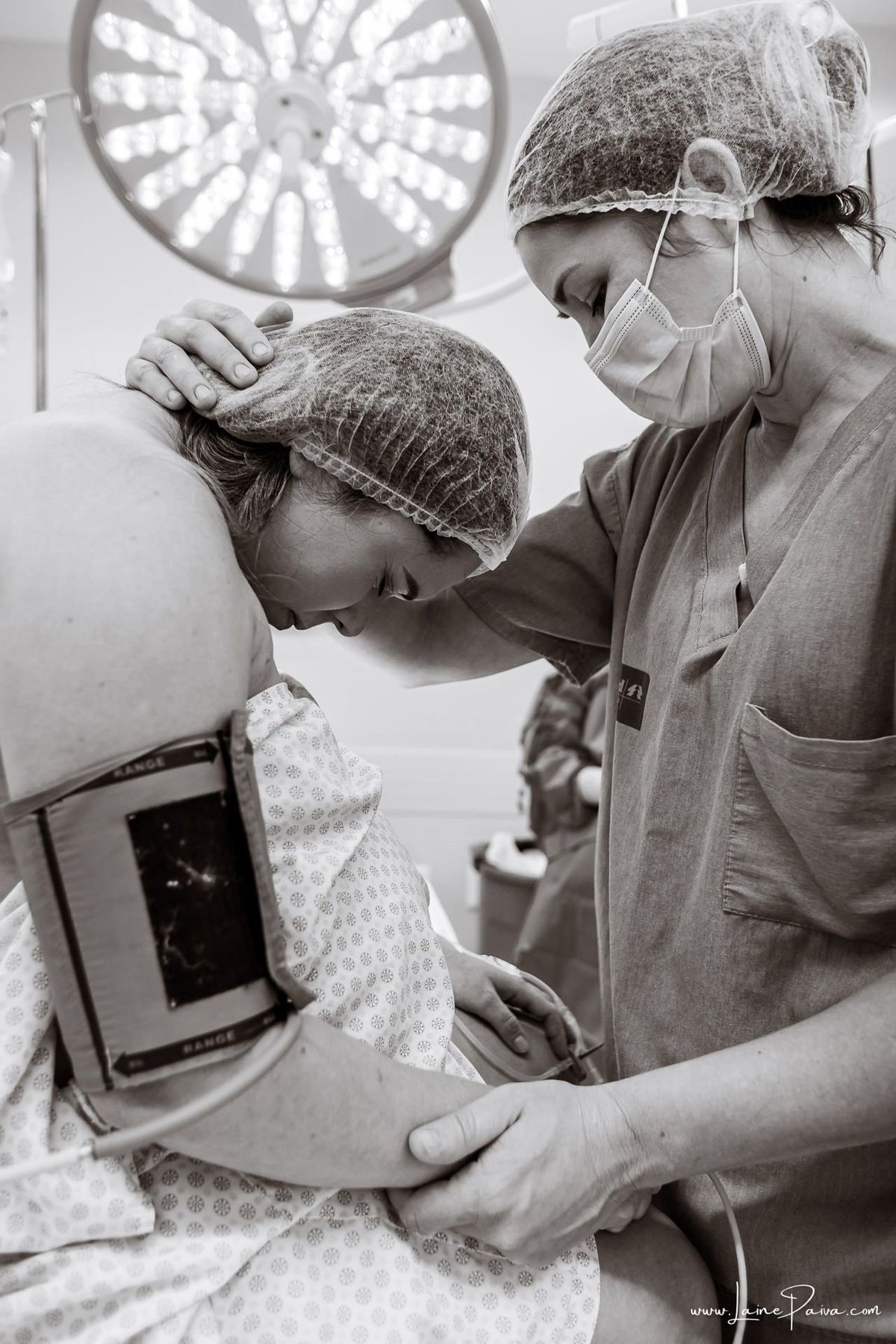 Fotografia de parto no Hospital da Unimed em Natal/RN. Nascimento de Maria Luísa por cesariana. Registro dos primeiros momentos de vida ao lado de Helenna e João. Fotógrafa de parto e família em Natal, cobertura completa do nascimento com olhar documental