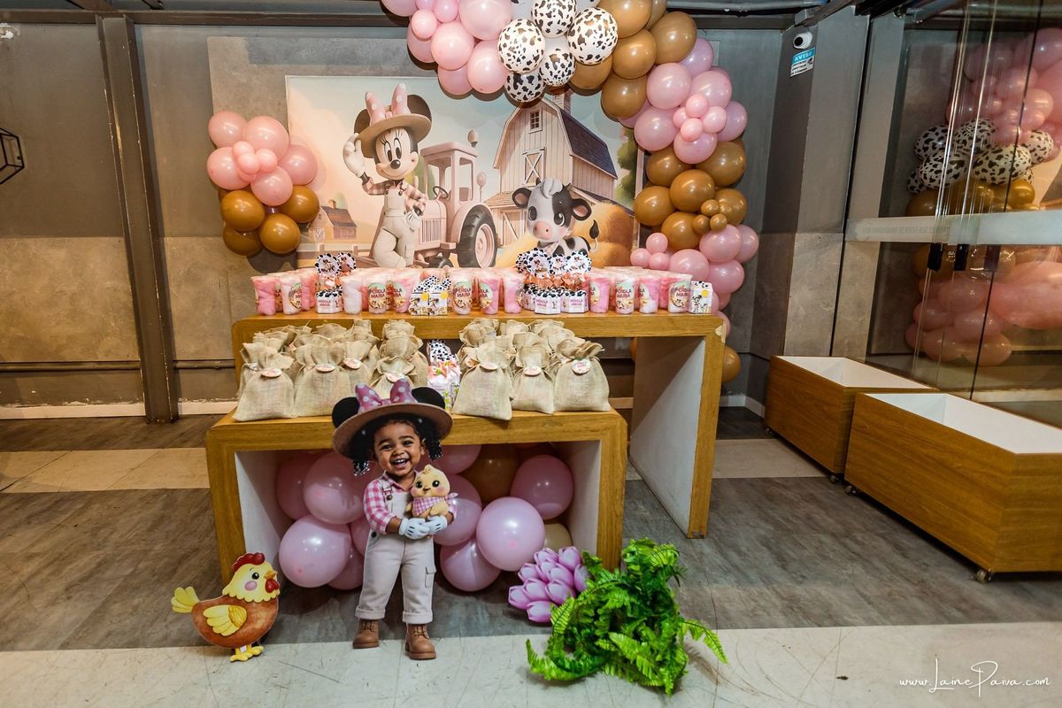 Fotografia de aniversário infantil da Pérola, festa de 2 anos com tema Fazendinha da Minnie na Game Station do Natal Shopping, em Natal/RN. Diversão, piscina de bolinhas, brinquedos e momentos especiais com família e amigos.