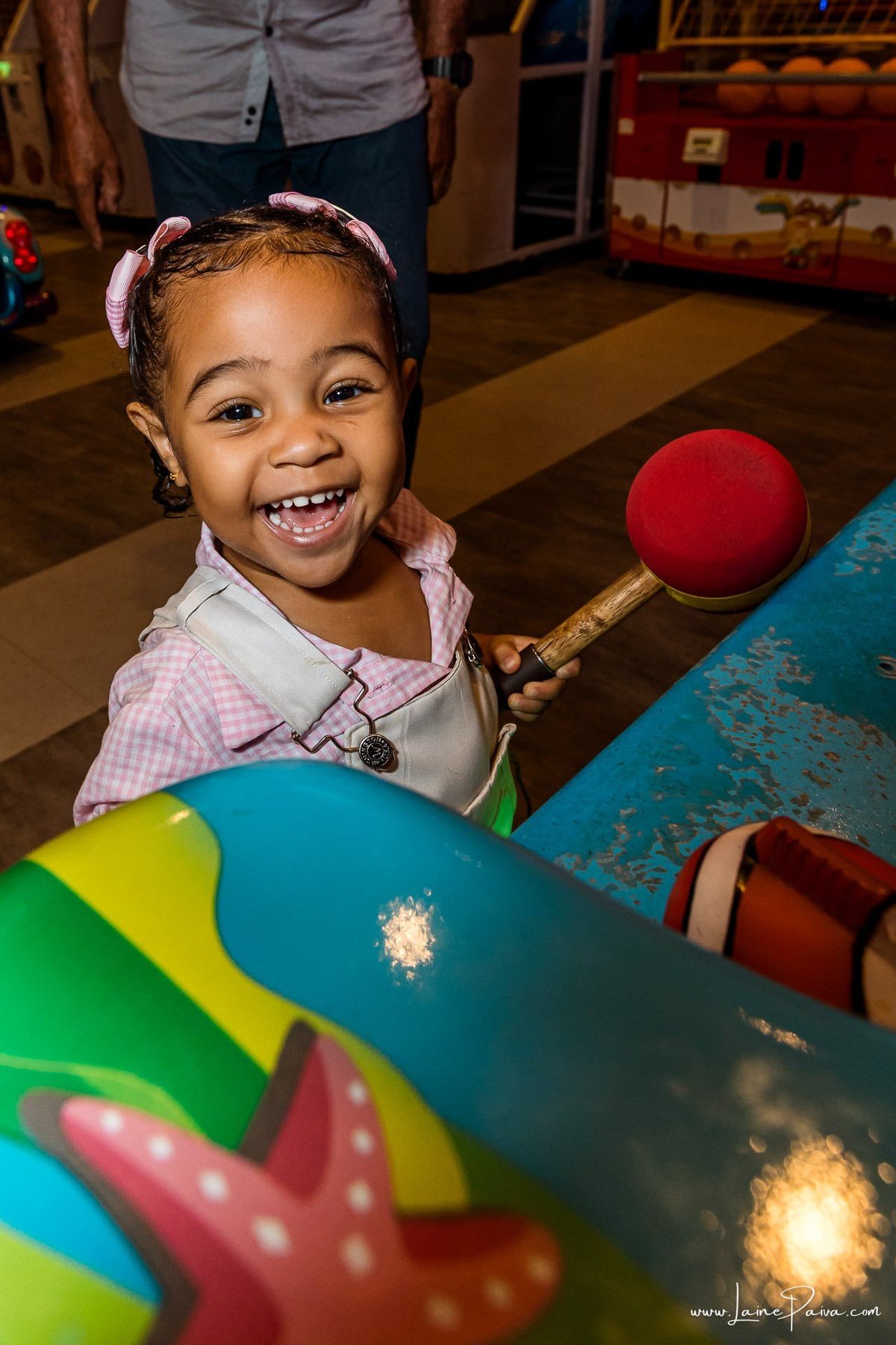 Fotografia de aniversário infantil da Pérola, festa de 2 anos com tema Fazendinha da Minnie na Game Station do Natal Shopping, em Natal/RN. Diversão, piscina de bolinhas, brinquedos e momentos especiais com família e amigos.